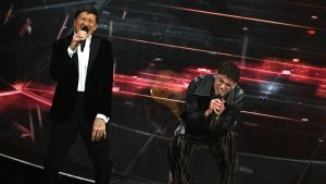 Tredici Pietro a Domenica In: a Sanremo Gianni Morandi non voleva fare il duetto. “È tutta la vita che scappi da me, sei matto?”