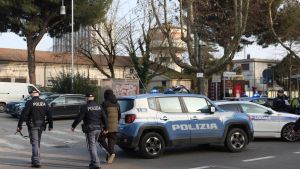 Tenta di baciare una giovane mamma e poi molesta una 17enne