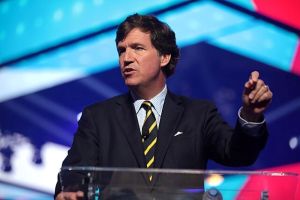 Как Трамп и Карлсон поссорились из-за Америки, которая превыше всего