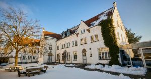 Ekkokamrene findes. Bare se politikerne på højskole