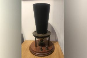 «Вызывает заболевания мозга и нервов»: врачи запретили слушать новости по телефону