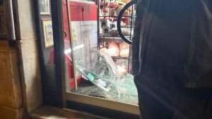 Sfonda la vetrina del barbiere di via San Francesco, ma viene messo in fuga dai dipendenti del vicino ristorante libanese