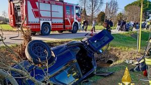 Esce di strada con la Bmw: grave ragazzo di 22 anni
