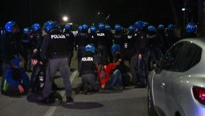 Tensione al Pilastro, scontri in serata dopo il corteo contro il Museo dei bambini: 3 attivisti fermati