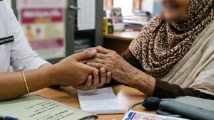 മകളുടെ മാറിലെ മുഴ കാണിക്കാൻ ഡോക്ടറെ കാണാനെത്തി, ഒടുവിൽ കാൻസർ സ്ഥിരീകരിച്ചത് ഉമ്മയ്ക്ക്