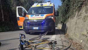 Ciclista di 43 anni finisce contro il muro dopo una discesa: morto sul colpo