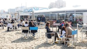 Primi assaggi d’estate, ripartono i ristoranti a Rimini: “Entro Pasqua riapriranno altri 30 locali in spiaggia”