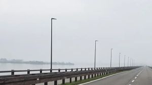 Una petizione contro i pali della luce lungo la ciclabile Grado – Belvedere: «Sono pericolosi»