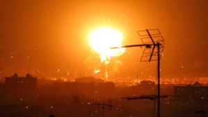 Israel y EEUU atacan depósitos de almacenamiento de petróleo e instalaciones de refinación en Teherán por primera vez