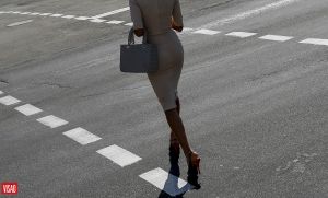 Saltos altos todos os dias: elegância ou risco silencioso para a saúde feminina?