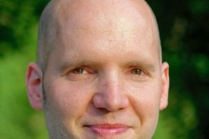 Tout un symbole. La couture, c’est tout un art. Notre chroniqueur Martin Steffens explore la symbolique religieuse d’un travail attentif, humble et précis sur la matière fragile du tissu.