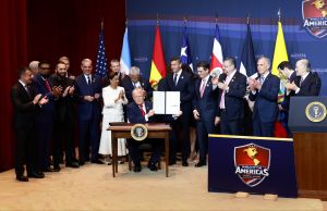 Trump firma, América Latina observa: la coreografía del poder en la cumbre “Shield of the Americas”
