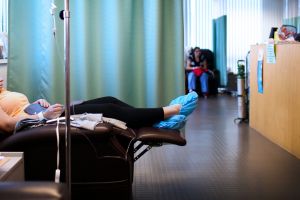 Garantissons l’accès aux soins malgré les pressions politiques