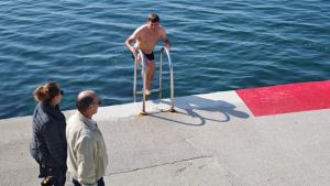 Anticipo di primavera a Trieste: col sole spuntano subito i costumi e c’è anche chi si tuffa in mare