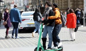 Krivi bodo predvsem starši: na moped ali e-skiro odslej šele s 15 leti – ali pa malo prej