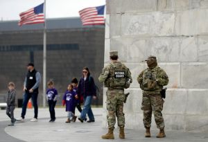 Abismal brecha salarial y gasto militar