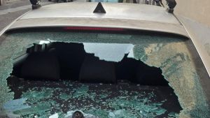 Notte di ordinaria follia in centro a Vigevano. Auto sfasciate e vetrine distrutte