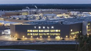 „Elon hatte nicht nur Tesla im Sinn“: Autopapst Dudenhöffer über das Werk in Grünheide