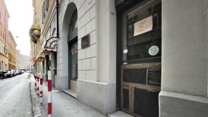 Tentato furto in via Crispi a Trieste: rotta un’altra vetrina di un salone