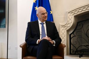 Ο κ. Δένδιας γυαλίζει τα φέρετρα