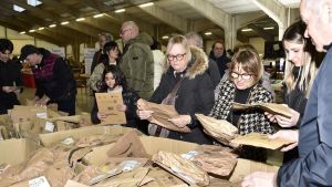 Tutti pazzi per i pacchi Amazon: sigillati e venduti a peso fanno il pieno al Centro fiere