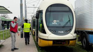 Tram esce dai binari a Rozzano, è stato un guasto meccanico. Atm: “Nessun deragliamento