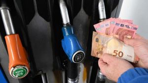 Guerra, caro carburante: scatta la mossa del governo per far calare subito il prezzo – Ecco le “accise mobili”