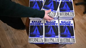 Waarom we schrijvers tot ‘stem van een generatie’ bombarderen, terwijl ze er zelf niet van willen weten