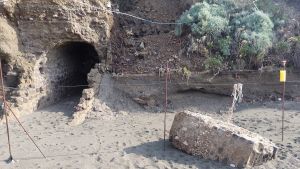 Spiaggia del Pezzolo a Seiano, il costone si sgretola (ancora) danneggiando i ruderi della villa di epoca romana