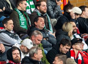 Tränen auf der Tribüne: Zumindest ein Berliner jubelt in der Alten Försterei