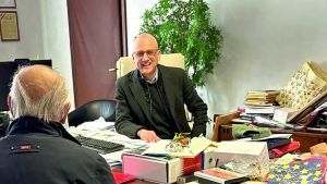 Una domenica in ufficio, il sindaco decide l'apertura straordinaria del municipio per ascoltare i cittadini