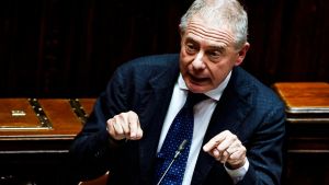 Caro benzina, le contromisure del governo. Lotta alle speculazioni, la Finanza per i controlli /