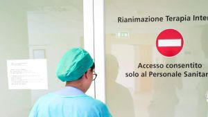 Meningite batterica dopo la gita scolastica: ricoverata a 17 anni, profilassi per 50 persone