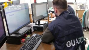 I casalesi gestivano le truffe online, i proventi andavano alle famiglie dei detenuti: