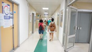 Dal letto alla lettiga: infarto, muore 2 giorni dopo. La figlia denuncia l’ospedale: “Costretta a fare uno sforzo”