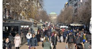 Българската икономика се движи напред, но с бавен темп (Графика)