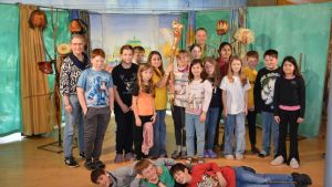 Alle Rollen spielt er selbst: Schauspieler Moise Schmidt begeistert Grundschüler in Eggingen