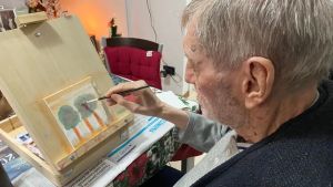 Si scopre pittore a 90 anni, gli amici allestiscono una mostra a sorpresa con le sue opere