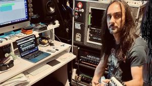 Corriere accusato di aver aggredito il chitarrista Tommy Massara: chiesti sei mesi di reclusione