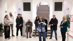 «Foto da internet senza citare gli autori»: è scontro sulla mostra “No velo, sì fiori” a Monfalcone