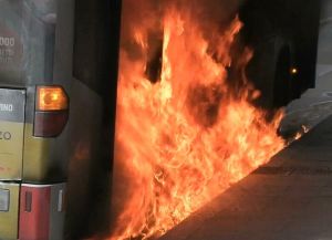 Autobus in fiamme in Svizzera: morti e feriti – «Un passeggero si è dato fuoco»