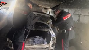 Blitz dei Carabinieri nell’Alta Murgia: scoperti depositi di auto rubate