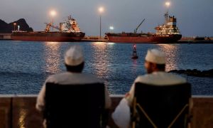 Cena nafte je padla, a blokada ožine se nadaljuje