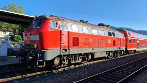 Deutsche Bahn nimmt Abschied von den Dieselloks auf der Hochrheinbahn – mit der 218 und Silberlingen
