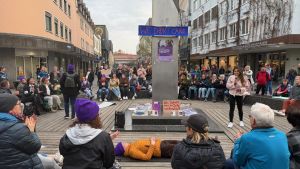 „Ohne uns steht alles still“: Singen setzt ein Zeichen für Gleichberechtigung von Frauen