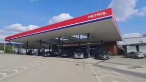 Benzina alle stelle in Italia, al confine a Vencò file chilometriche per fare il pieno