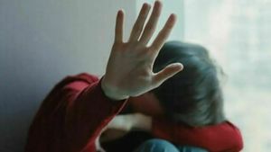 Violenza sessuale sul figlio minorenne: sei anni alla madre e otto al suo compagno
