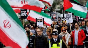 A sinistra, tutti pazzi per gli ayatollah