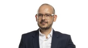 Incerteza em máximos: O papel das empresas como mediadoras de confiança