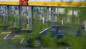 Norge lærte Norden å lade. Nå bør vi lære av Sverige